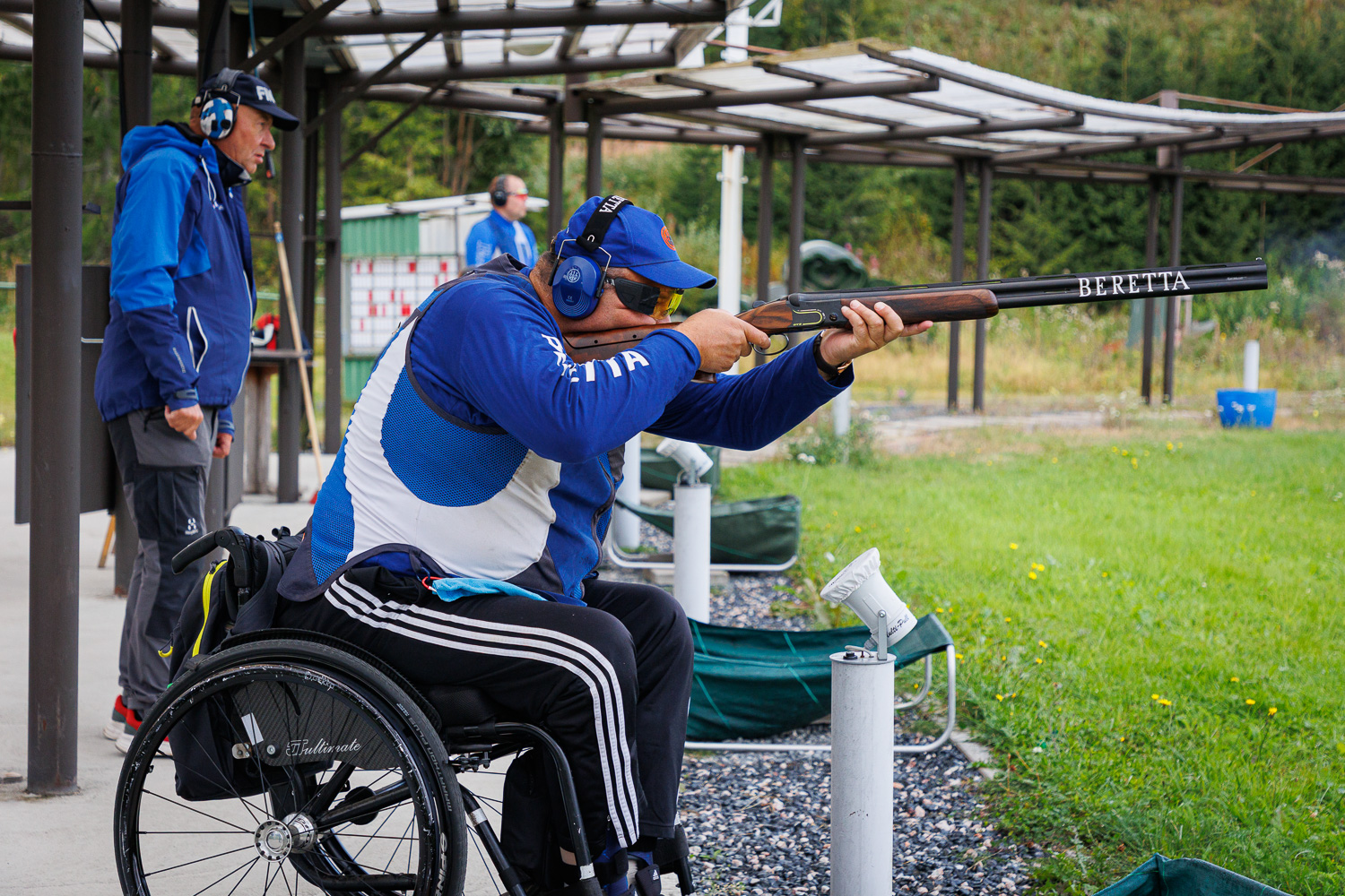 Kuvassa haulikkoampuja ampuu pyörätuolista käsin.